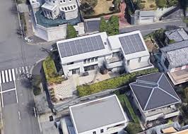 自宅外観が豪華！ソーラーパネル付きの近代的な設計