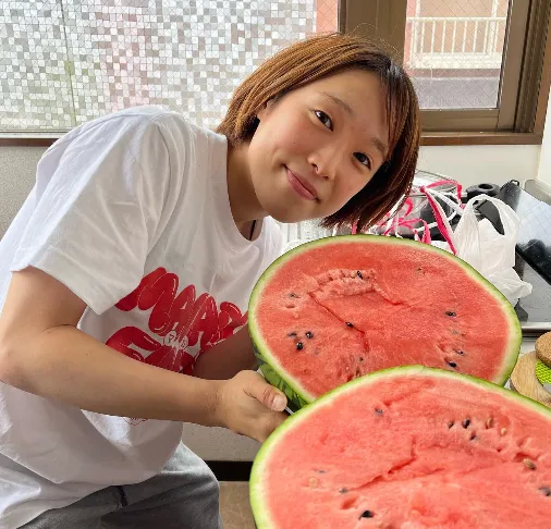 荒井祭里の父親・薫さんの職業は何？実家の美人三姉妹の家族構成